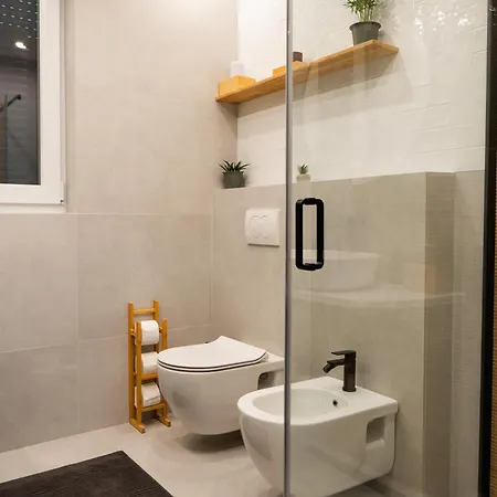 Lumos - Free Private Parking *