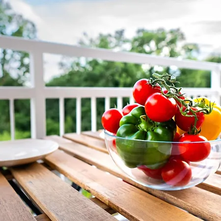 Lumos - Free Private Parking *